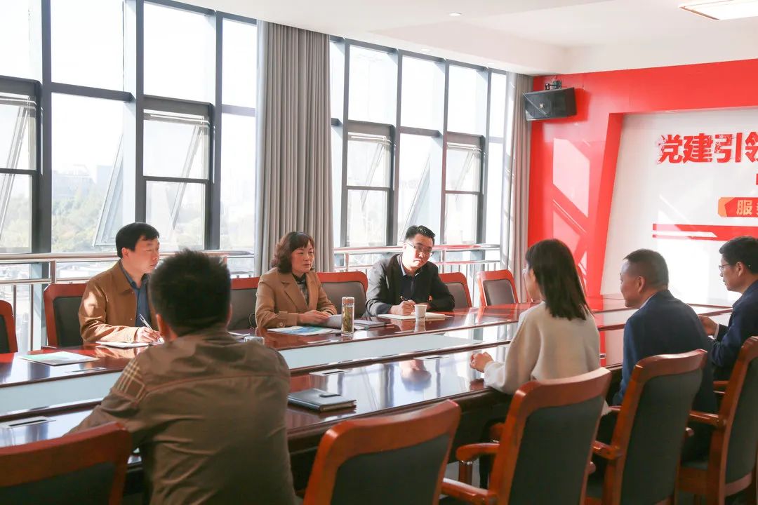 Os líderes do Anqing Medical College visitaram nossa empresa para inspeção e troca