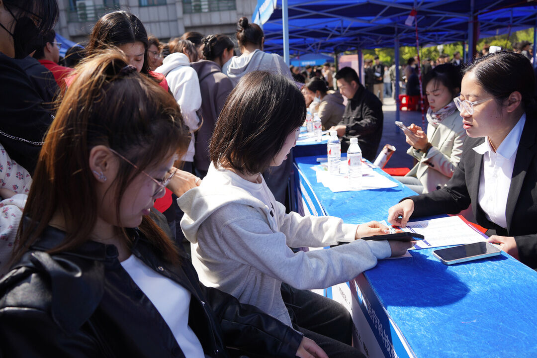 “O secretário do Comitê Municipal do Partido na universidade” - Zhang Xiangan lançou um convite de talento para a maioria dos jovens estudantes